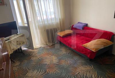Apartament cu 3 camere semidecomandat, mobilat în Exterior Vest