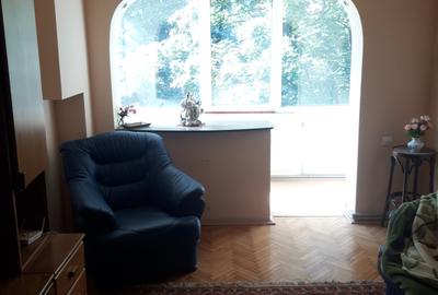 Apartament cu 3 camere decomandat în Craiovița Nouă