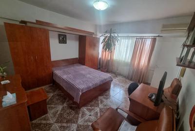 Garsonieră decomandată, mobilată în Casa de Cultură