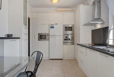 Boutique building, new furniture, first rent, 2 parking spaces, walk to school - 4
