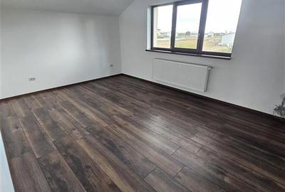 Casă/Vilă spațioasă cu etaj și garaj – Preț: 250.0 - 20