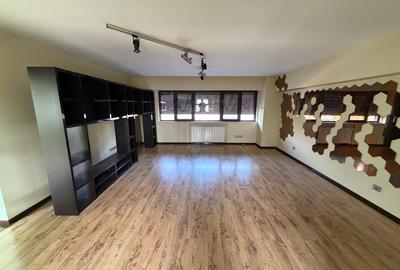 Apartament cu 4 camere semidecomandat în P-ța Victoriei