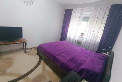 Apartament cu 3 camere semidecomandat în Podu Roș