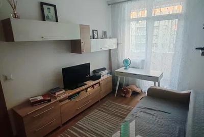 Apartament cu 3 camere semidecomandat, mobilat în Iris