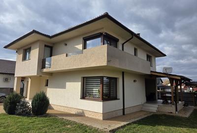 Casă individuală cu 6 camere în Micești