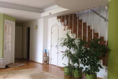 Casă cu 4 camere în Faleza Nord