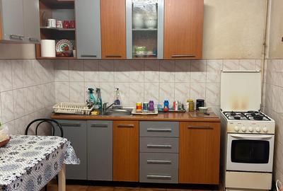 Casă de vânzare - Str. Victoriei, zona Sto - 4