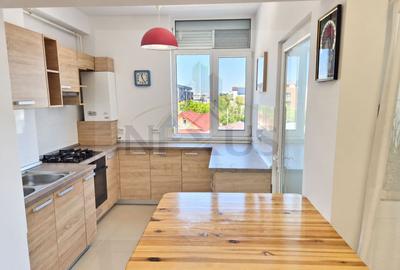 Apartament cu 3 camere semidecomandat, mobilat în Sud