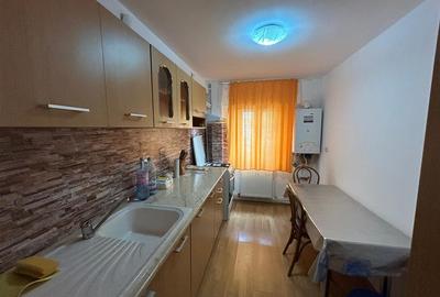 Apartament cu 3 camere decomandat, mobilat în Brăilei