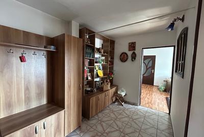 Apartament cu 3 camere semidecomandat, mobilat în Central