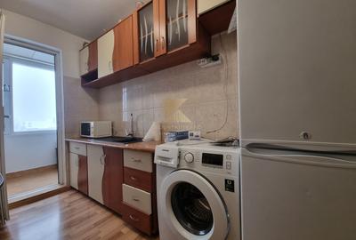 Apartament cu 3 camere decomandat, mobilat în Tractorul
