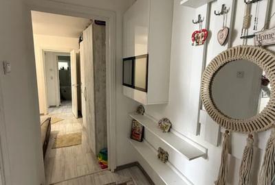 Apartament cu 2 camere semidecomandat, mobilat în Craiovița Nouă