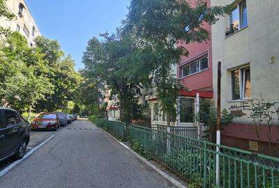 Apartament cu 4 camere decomandat în Rahova