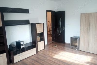 Apartament cu 2 camere decomandat în Tractorul