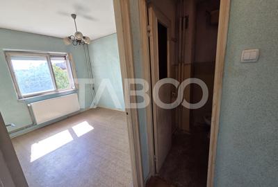 Apartament 3 camere semidecomandat 70 mp zona Bd Unirii etaju 3 - 4