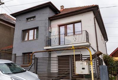 Casă cu 5 camere în Periferie