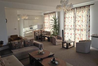 Penthouse cu 2 camere decomandat, mobilat în Avantgarden