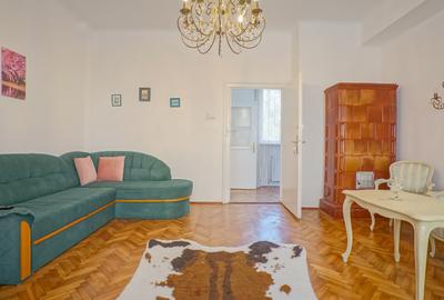Apartament cu 3 camere nedecomandat, mobilat în Centrul Istoric