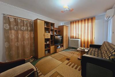 Apartament cu 3 camere semidecomandat, mobilat în Berceni