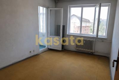 Apartament cu 3 camere decomandat în Titan