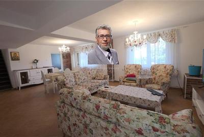 Casă individuală cu 8 camere în Central