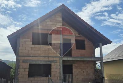 Casă individuală cu 4 camere în Rozavlea