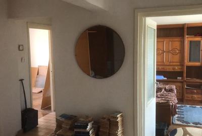 Apartament cu 3 camere decomandat, mobilat în Central