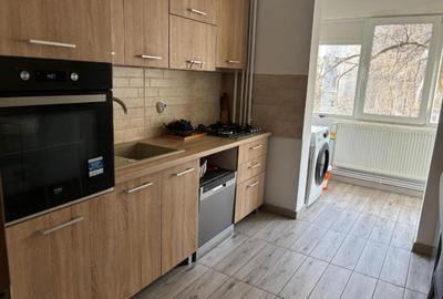 Apartament cu 3 camere nedecomandat în Crângași