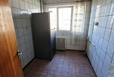Apartament cu 3 camere semidecomandat în Titan
