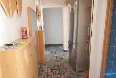 Apartament cu 3 camere semidecomandat, mobilat în Alexandru cel Bun