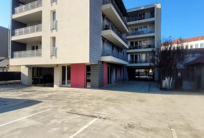 Apartament cu 3 camere semidecomandat, mobilat în Central