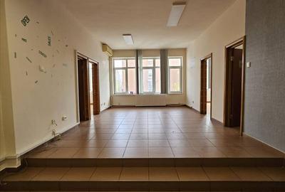 Birou, 144 mp în Central