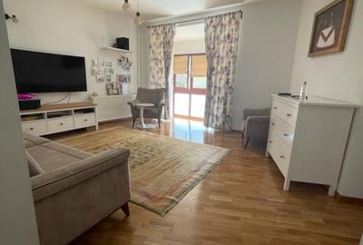 Apartament cu 3 camere semidecomandat, mobilat în Colentina