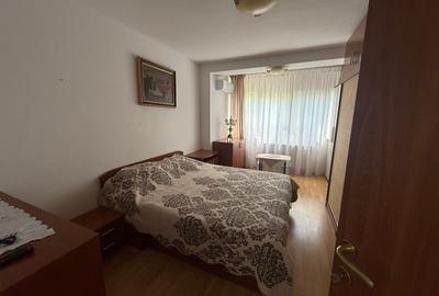 Proprietar, închiriez apartament cu 3 camere, central, mezanin - 4