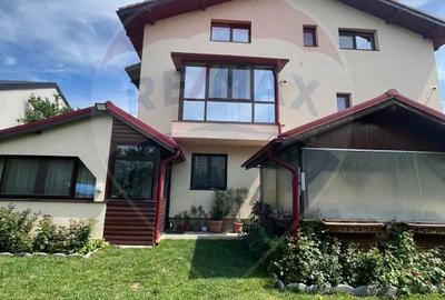 Casă individuală cu 8 camere în 1 Decembrie