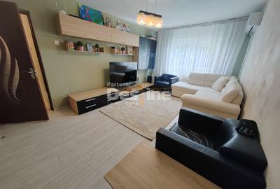 Apartament cu 3 camere decomandat, mobilat în Nicolina