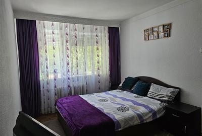 Apartament cu 3 camere semidecomandat în Podu Roș