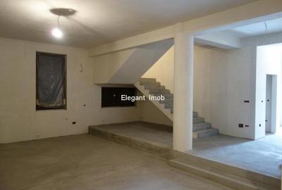 Casă cu 13 camere în Corbeanca