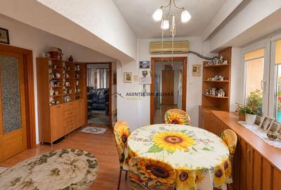 Apartament cu 4 camere decomandat în P-ța Victoriei