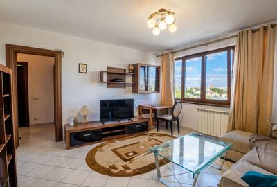 Apartament cu 3 camere semidecomandat, mobilat în P-ța Unirii