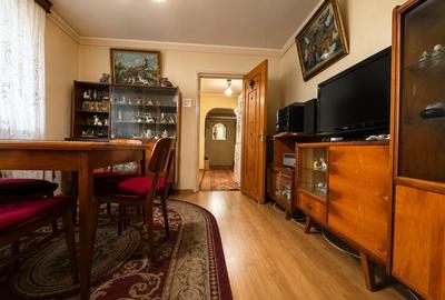 Apartament cu 3 camere semidecomandat în Berceni