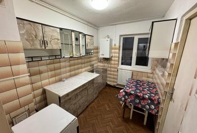 Apartament cu 2 camere semidecomandat, mobilat în Gojdu
