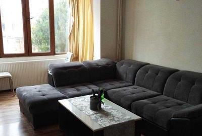 Apartament cu 3 camere semidecomandat, mobilat în Podu Roș