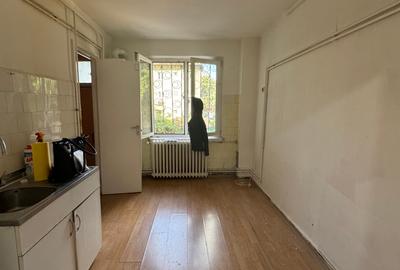 De vânzare apartament 4 camere,zona Punctele Cardinale,Pta Unirii. - 2