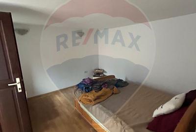 Casă de vânzare cu teren generos de 1.043 mp, două corpuri de locuit. - 3