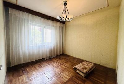 Apartament cu 3 camere semidecomandat în Aradului