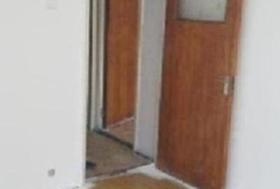 Apartament cu 3 camere semidecomandat în Berceni