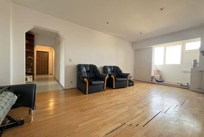 Apartament cu 4 camere decomandat în Complex Studențesc