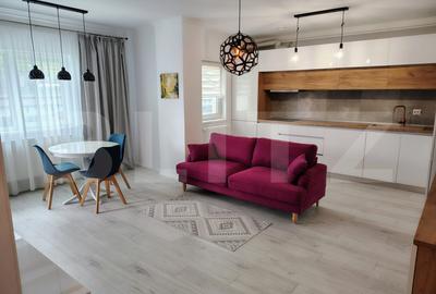 Apartament cu 2 camere semidecomandat, mobilat în Florești