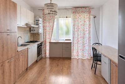 Apartament cu 3 camere decomandat, mobilat în Exterior Vest